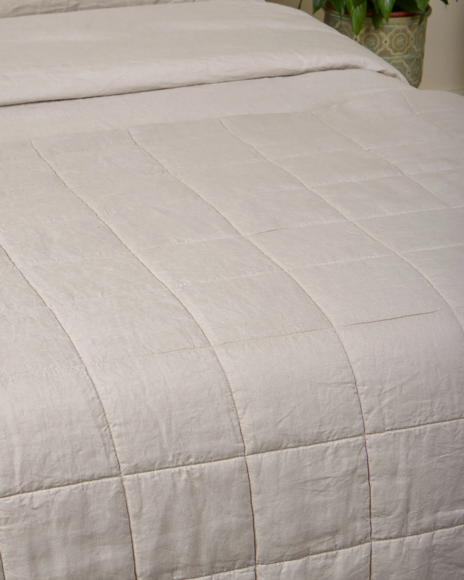 Foxford Nacre Linen Quilt - Image 4