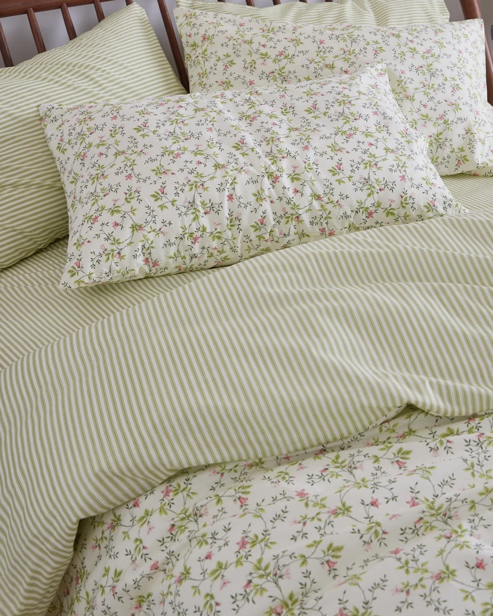 Foxford Reversible Dainty Lily Duvet Set - Image 3